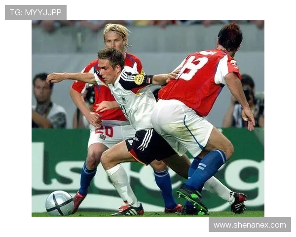 广州足球队的辉煌征程与挑战解析：从默默无闻到赛场传奇